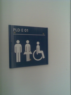 Rollstuhl-WC PLD-E-01: Schild am Eingang.