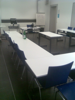 Seminarraum PLD-E-04: Blick zur Tafel von links hinten.