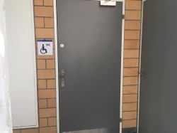 Rollstuhl-WC PLM-E-16: Tür zum Rollstuhl-WC.