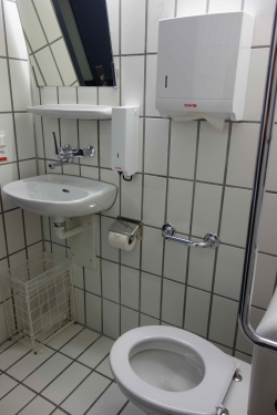 Rollstuhl-WC RAA-D-10: Innenansicht des WCs.