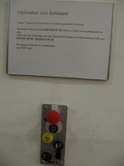 RAI-E, Treppenlift: Wandschalter und Informationstafel.