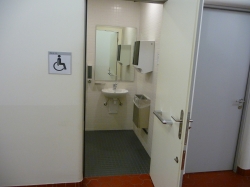 Rollstuhl-WC RAI-G-115: Rollstuhl-WC von aussen. Die Tür lässt sich nur soweit öffnen, wie auf dem Bild zu sehen ist.