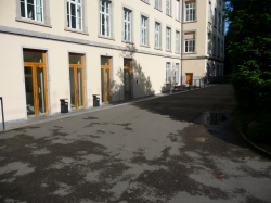 Gebäude RAI: Bibliothekseingang auf der Seite der Schönleinstrasse (siehe oben 