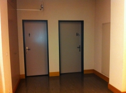 Rollstuhl-WC RAK--1-104: Rollstuhl- und Damen-WC (rechts) und Herren-WC (links) im Stockwerk UG (Abgusssammlung).