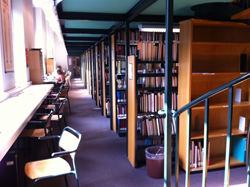 RAK-1, Bibliothek: Am Ende dieses Raumes befindet sich der Seminarraum 1-111.