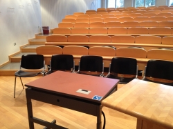 Hörsaal SOC-F-106: Elektrisch höhenverstellbarer Tisch.