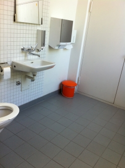 Rollstuhl-WC SOC-E-013: Rollstuhl-WC (Innenraum).
