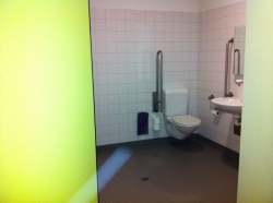 Rollstuhl-WC SOD-0-013: Rollstuhl-WC (Innenraum).
