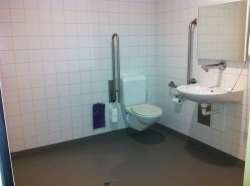Rollstuhl-WC SOD-0-013: Rollstuhl-WC (Innenraum).