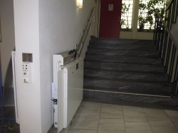 SOD-0, Treppenlift: Eurokey muss zuerst gedreht werden, damit die Wandschalter benutzt werden können.