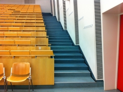 Hörsaal SOD-1-102: Hörsaal: Rechts und links mit Treppen.