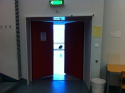 Hörsaal SOD-1-102: Der rechte Flügel der Eingangstüre lässt sich auch öffnen.