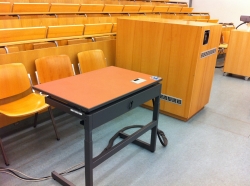 Hörsaal SOD-1-102: Elektrisch höhenverstellbarer Tisch.