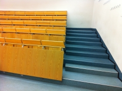 Hörsaal SOD-1-104: Hörsaal: Rechts und links mit Treppen.