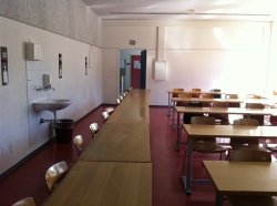 Seminarraum SOD-1-105: Sicht von der Wandtafel aus nach hinten (Richtung Türe).