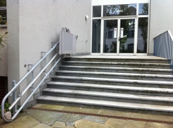 Gebäude SOD: Alternativer Eingang EG mit Treppenlift.
