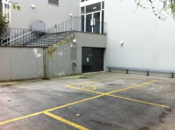 Gebäude SOD: Rollstuhl-Parkplatz und direkt daneben der stufenlose Eingang UG (Bibliothekseingang). Oberhalb alternativer Eingang EG erkennbar (mit Treppenlift).