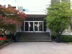 Gebäude SOD: Haupteingang mit Treppen.