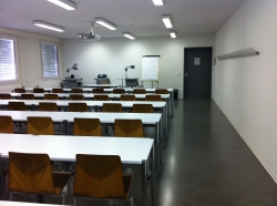Seminarraum SOE-E-02: Iin Richtung Flipchart. Die Eingangstüre ist rechts ersichtlich.