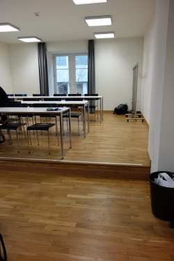 Seminarraum SOF-E-17: Stufe im hinteren Drittel des Raums.