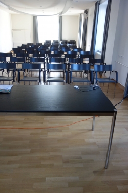 Seminarraum SOF-G-21: Tisch vorne im Raum.