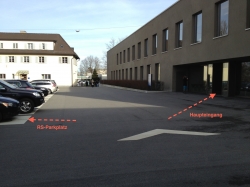 Gebäude TKK: Links: Rollstuhl-Parkplatz
Rechts: Haupteingang TKK.