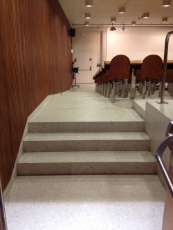 Hörsaal Y03-G-91: Gleich nach der Haupteingangstüre gibt es eine kurze Treppe.