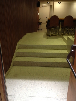 Hörsaal Y03-G-95: Gleich nach der Haupteingangstüre gibt es eine kurze Treppe.