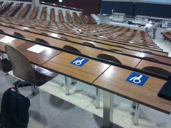 Hörsaal Y04-G-30: Rollstuhlplätze auf der rechten Seite des mittleren Bereichs.