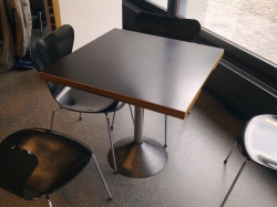 Y05-G, Cafeteria: Beispiel eines tiefen Tisches.