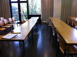 Seminarraum Y11-F-06: Seminarraum (Abstand zwischen zwei Tischen).