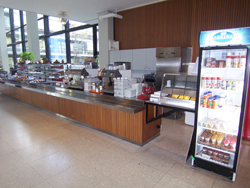 Y13-G, Cafeteria: Essensausgabebereich und der Getränkeschrank.
