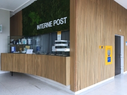 Postbüro Y13-H-01: Rechts im Bild ist der Briefeinwurf zu sehen.
