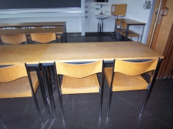 Seminarraum Y13-L-11: Blick auf einen normalen Tisch.