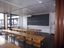 Seminarraum Y13-L-13: Sicht in den Raum L11 (hinter der Trennwand, rechts im Bild, ist der Raum Y13-L-13)