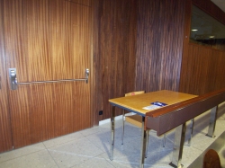 Hörsaal Y15-G-19: Überblick zu Standort des mit Rollstuhlsignet markierten Tisches: direkt an der rechten Eingangstüre. Dahinten ganz in schwarz einen Stromanschluss.