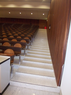 Hörsaal Y15-G-20: Stufen mit Trittkantenmarkierungen.