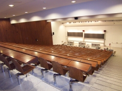 Hörsaal Y15-G-20: Sicht nach vorne
In der letzten Reihe fehlen auf der rechten und linken Seite jeweils 2 fix montierte Tische.