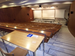 Hörsaal Y15-G-40: Mit Rollstuhl-Signet markierte Tisch (Nahaufnahme).