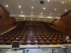 Hörsaal Y15-G-40: Sicht nach hinten
links in der Ecke (rot markiert) ist der mit Rollstuhl-Signet markierte Tisch.