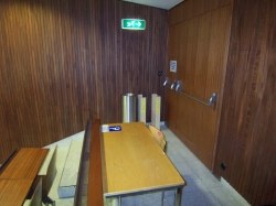 Hörsaal Y15-G-60: Überblick zum Standort des mit Rollstuhl-Signet markierte Tisches: unmittelbar neben der rechten Eingangstüre.