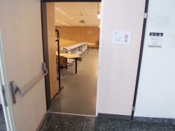 Hörsaal Y16-G-05: Sicht in den Raum hinein durch die Eingangstüre.