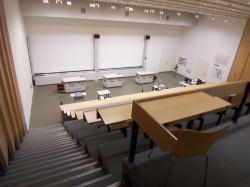 Hörsaal Y16-G-15: Sicht nach vorne.
Rechts im Bild ist der Tisch ohne einen fix montierten Stuhl.