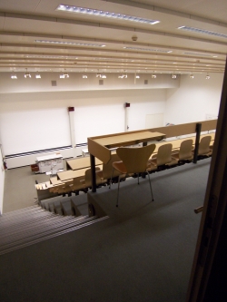 Hörsaal Y16-G-15: Sicht auf die letzte Sitzreihe von der Türe aus.