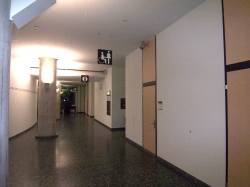 Rollstuhl-WC Y17-H-14B: Vom Lift aus nach links gesehen: 
die WC-Türe ist rot markiert im Bild.