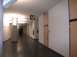 Rollstuhl-WC Y17-J-14B: Vom Lift aus nach links gesehen: 
die WC-Türe ist rot markiert im Bild.