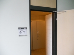 Rollstuhl-WC Y17-L-14B: Blick durch die geöffnete Tür der WC-Anlage auf das Rollstuhl-WC.