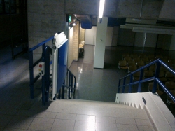 Y21-F, Treppenlift: Der Treppenlift auf der linken Seite.
Der Theatersaal rechts im Bild.