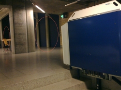 Y21-F, Treppenlift: Rechts ist der Treppenlift und im Hintergrund sind die Eingangstüren zum Theatersaal zu sehen.