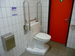 Rollstuhl-WC Y23-K-13: WC-Anlage (Innenansicht).